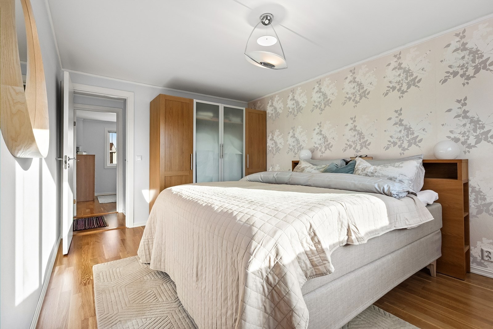 Rommet har en praktisk garderobe med god plass til oppbevaring. Galleribilde