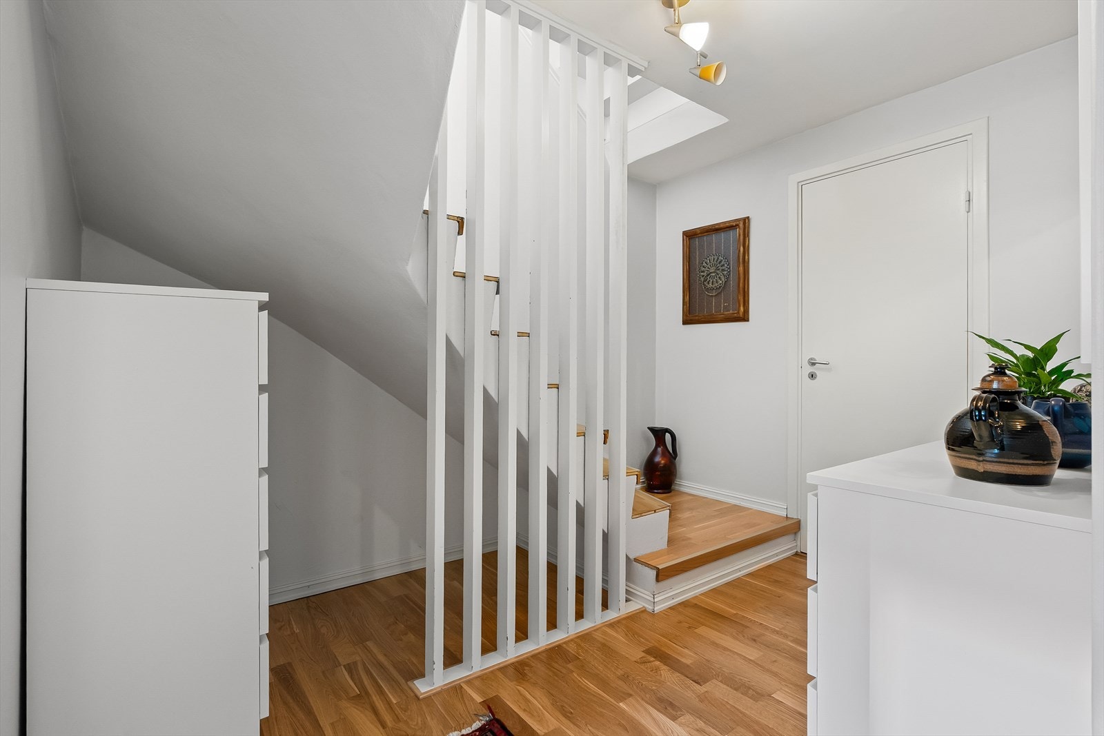 Velkommen til kjelleretasjen. Det er god plass til oppbevaring under trapp. Galleribilde