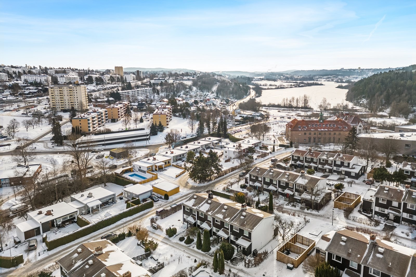Sentralt, barnevennlig og naturskjønt på Skøyenåsen. Fra boligen er det kun ca. 200 meter (3 minutters gange) til Østensjø skole. Østensjøvannet ligger kun ca. 400 meter unna - en idyllisk perle perfekt for turer året rundt. Galleribilde
