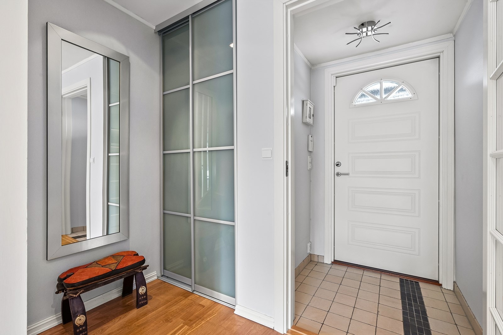 Entré har praktisk skyvedørsgarderobe som gir god oppbevaringsplass for sko og yttertøy. Galleribilde