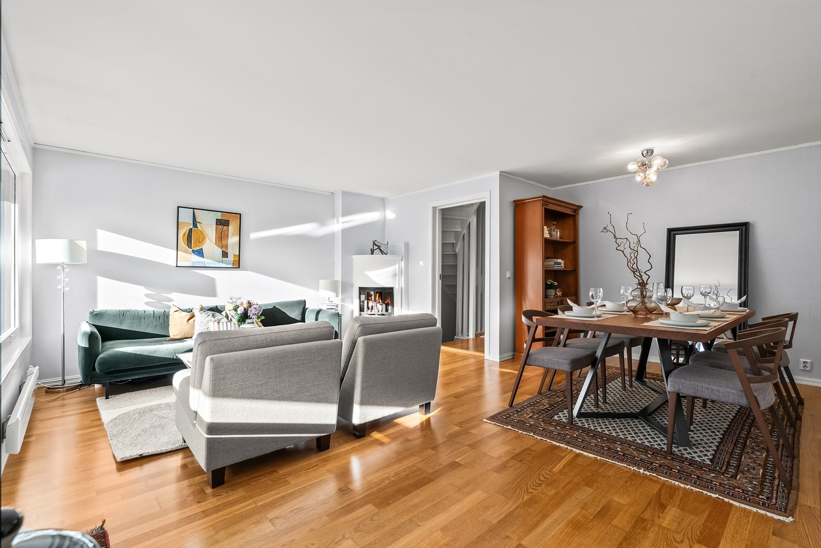 Stuen gir god møbleringsfrihet, med god plass til både sofagruppe med tilhørende møblement samt spisebord. Galleribilde