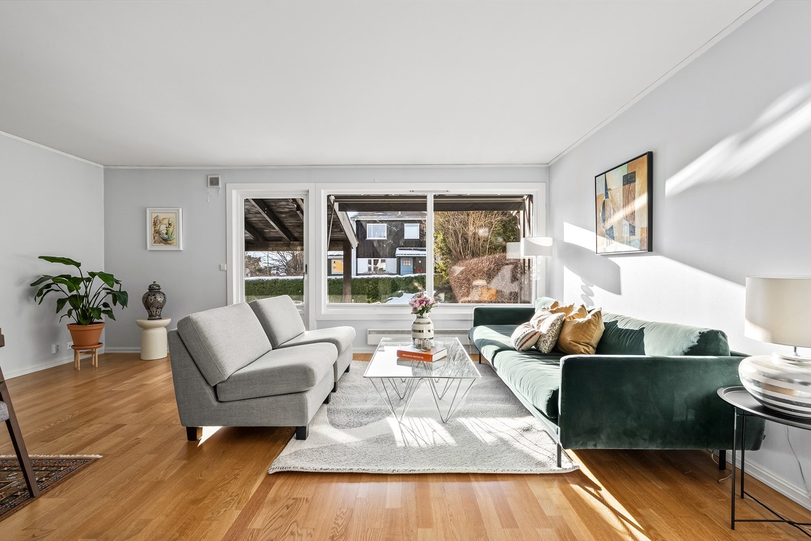 Store vindusflater gir godt med lysinnslipp. Fra stuen har man i tillegg utgang til den sydvendte terrassen og hagen. Galleribilde