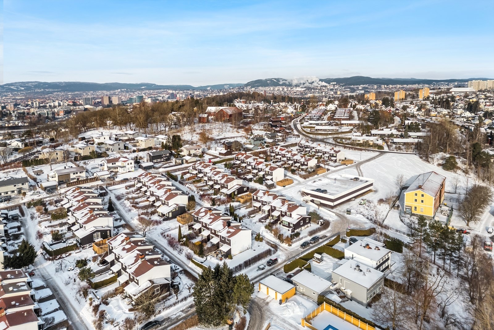 Axel Brinchs vei 18 har en ettertraktet beliggenhet i et skjermet og rolig boligområde på populære Skøyenåsen i Oslo - perfekt for barnefamilier og alle som ønsker en trygg og behagelig hverdag med nærhet til det meste. Galleribilde