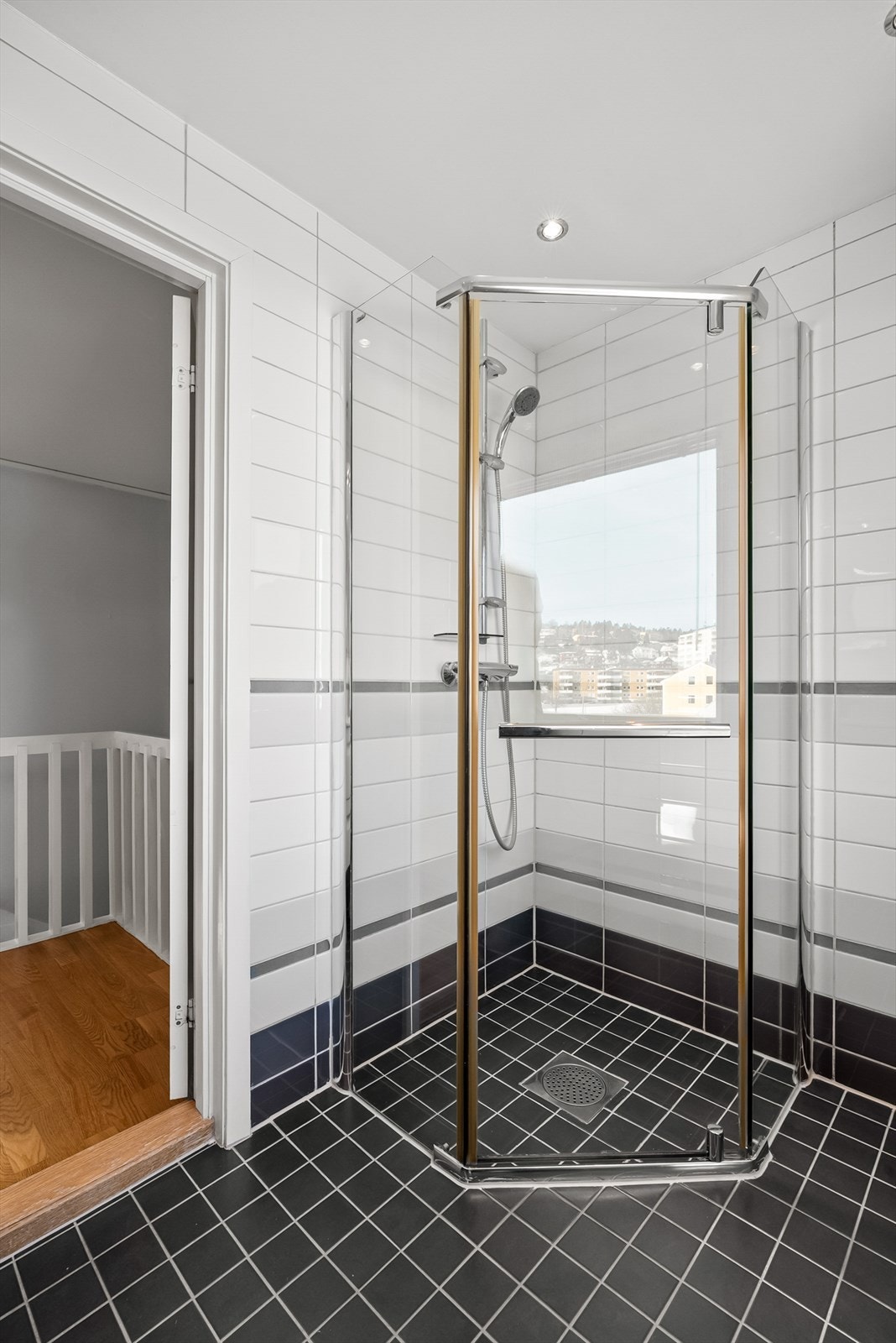 Videre har badet dusj på gulv. Galleribilde