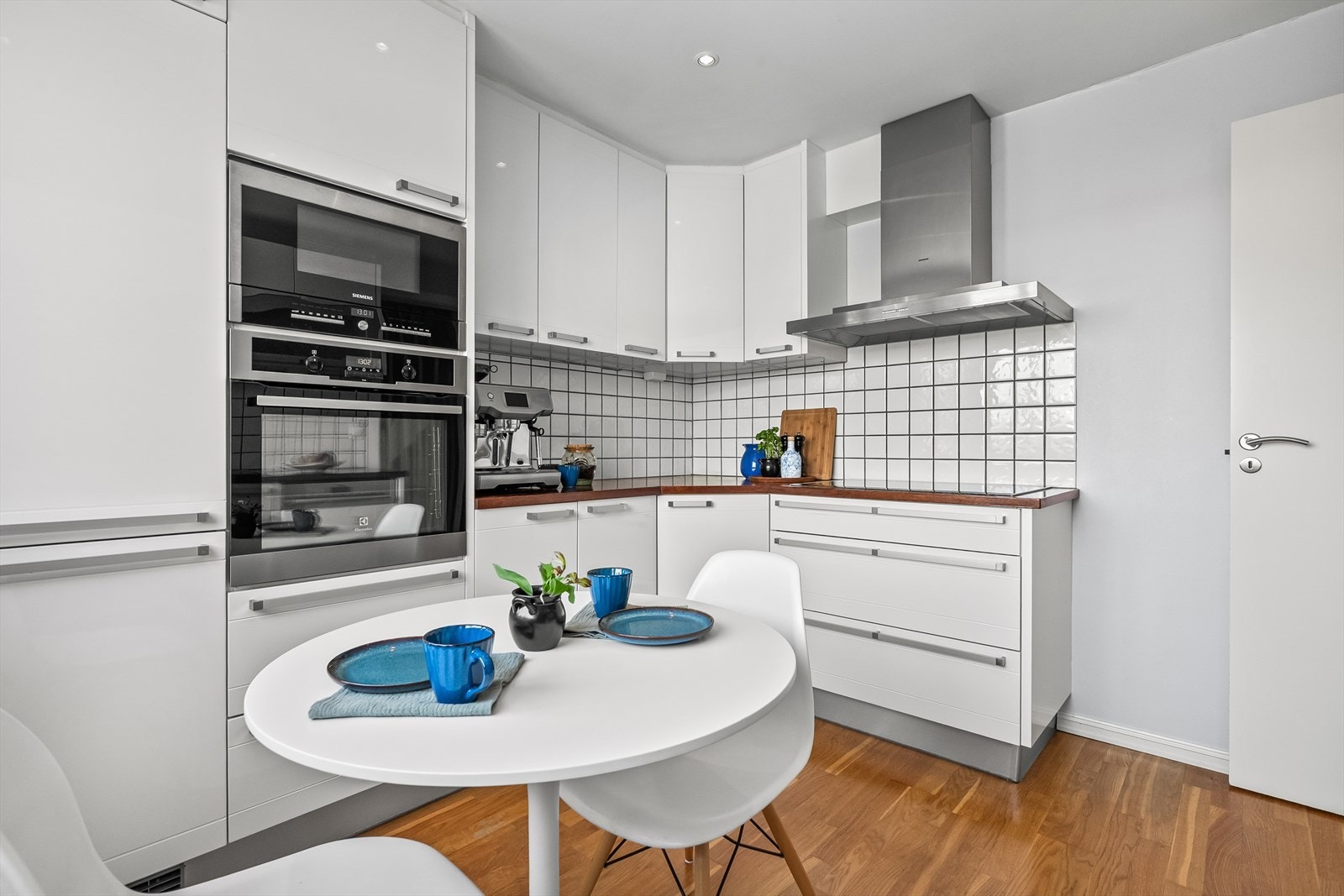 Kjøkkenet har innredning med glatte fronter, heltre benkeplate og nedfelt kum i rustfritt stål. Galleribilde