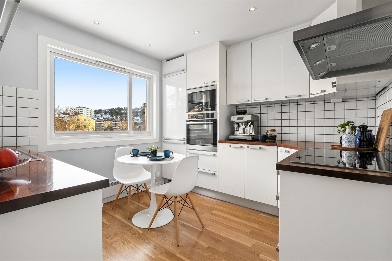 Tilbake i boligen tar vi turen til kjøkkenet. Kjøkkenet ligger i et eget rom. Galleribilde