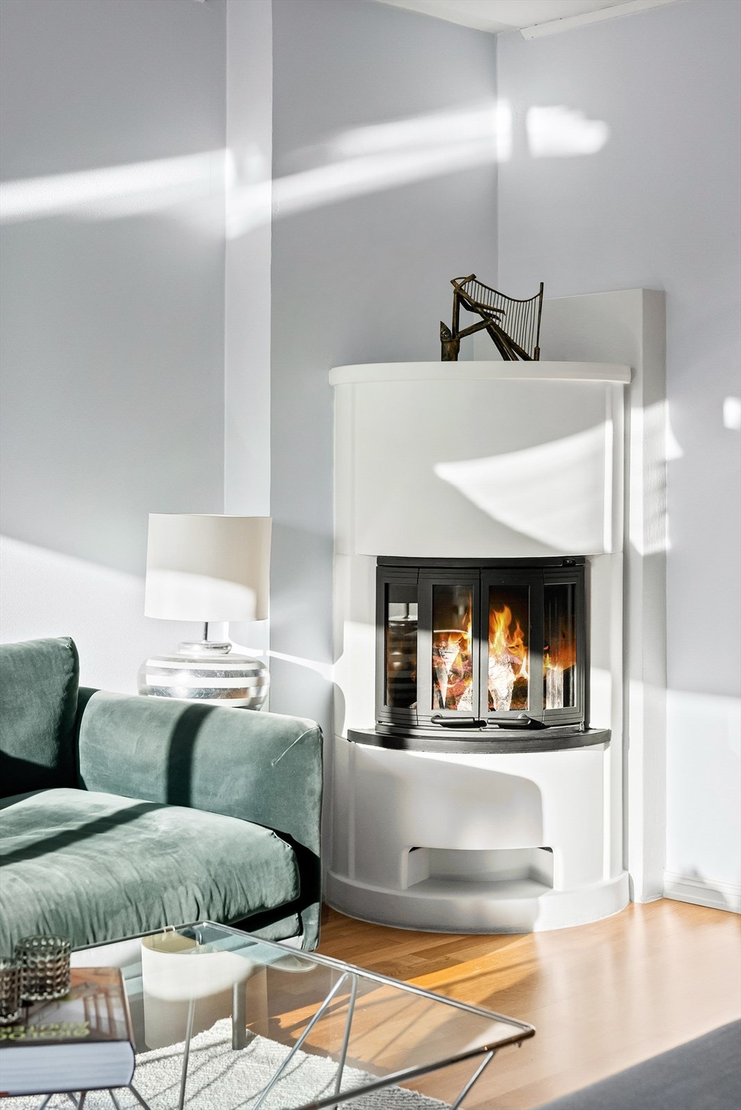 Stuen har en koselige peisovn som gir både ekstra varme og en hyggelig atmosfære Galleribilde