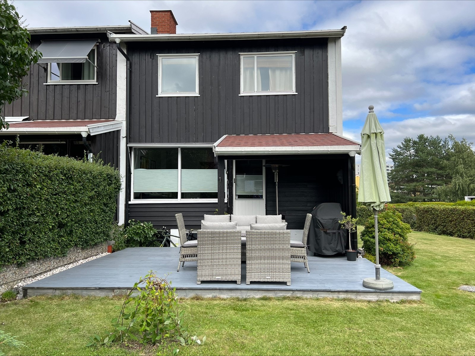 Sommerbilder (sommerbilder er selgers egne). På stuesiden har man i tillegg en stor og innbydende markterrasse. Galleribilde