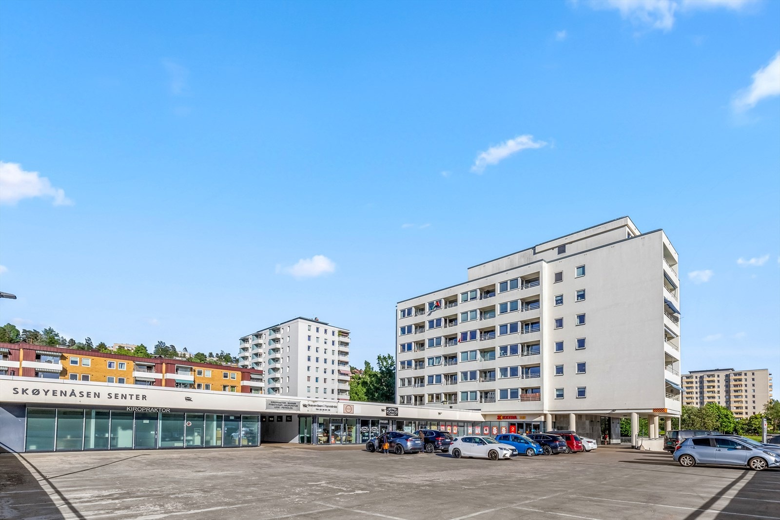 Kort vei til Skøyenasen senter med matbutikk og servicetilbud. Galleribilde