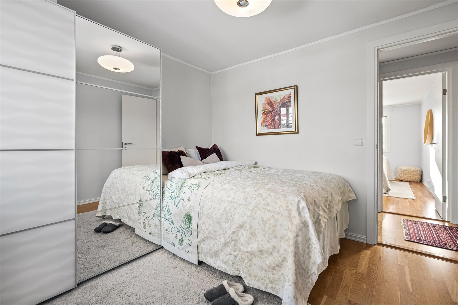 Rommet har god plass til dobbeltseng. Galleribilde