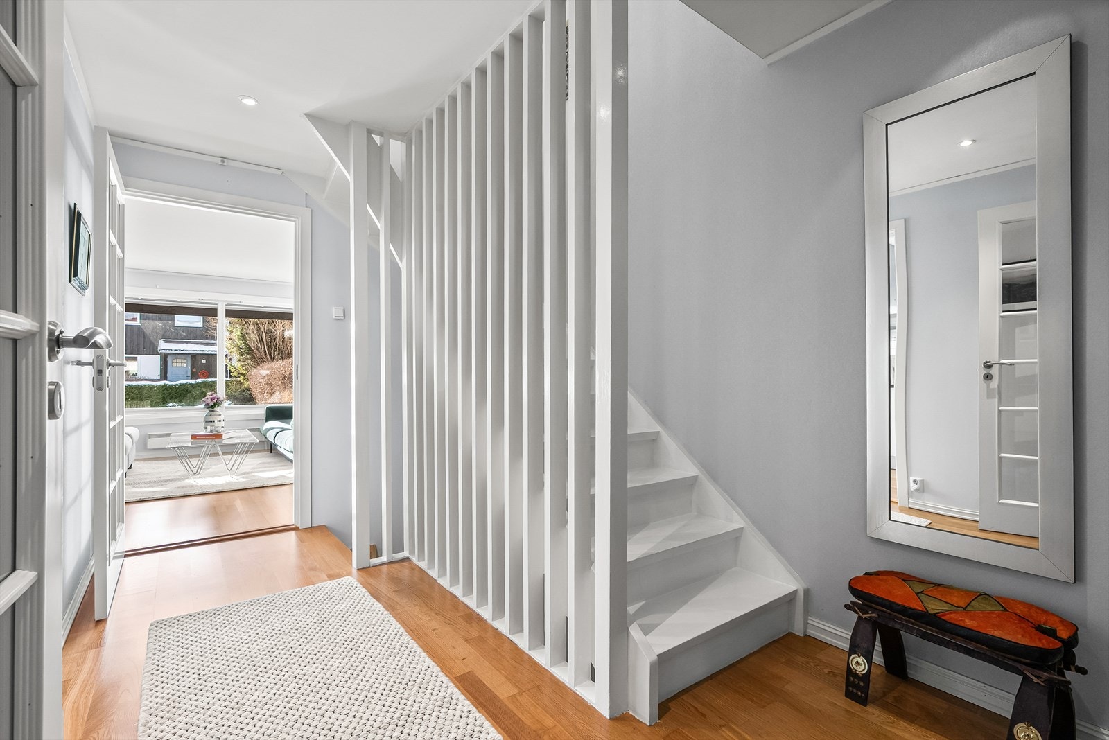 Romslig og innbydende entré. Galleribilde