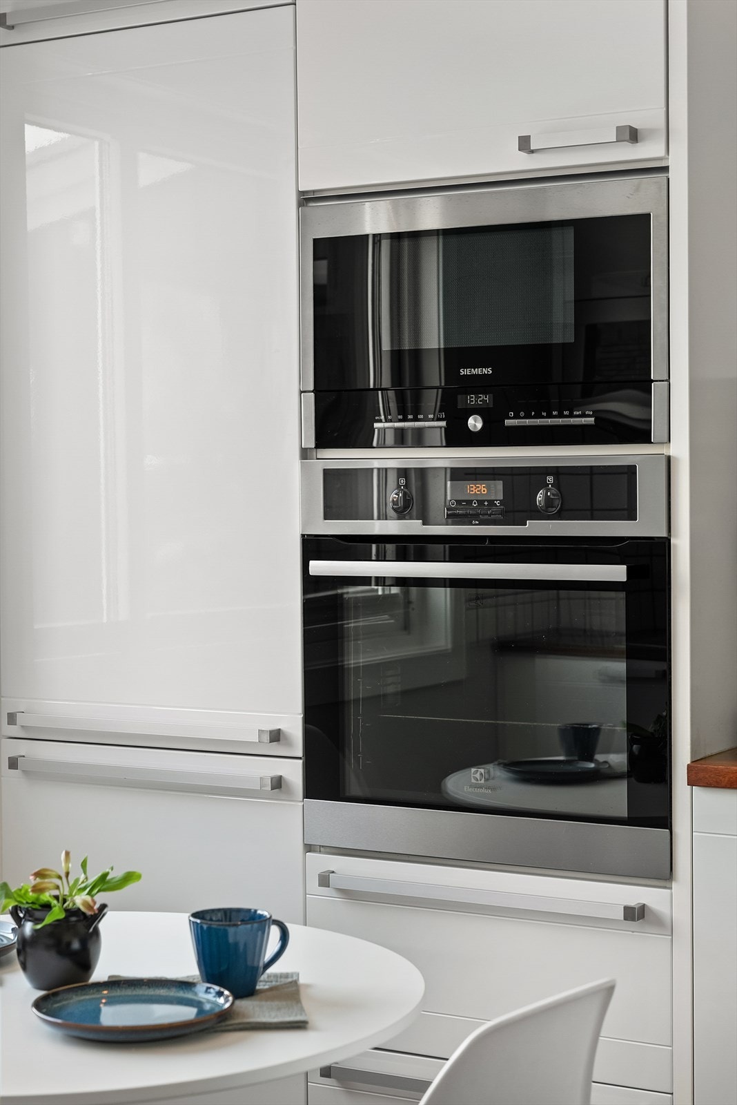 Videre har kjøkkenet integrerte hvitevarer som platetopp, stekeovn, oppvaskmaskin, kjøleskap med fryser og mikrobølgeovn. Galleribilde