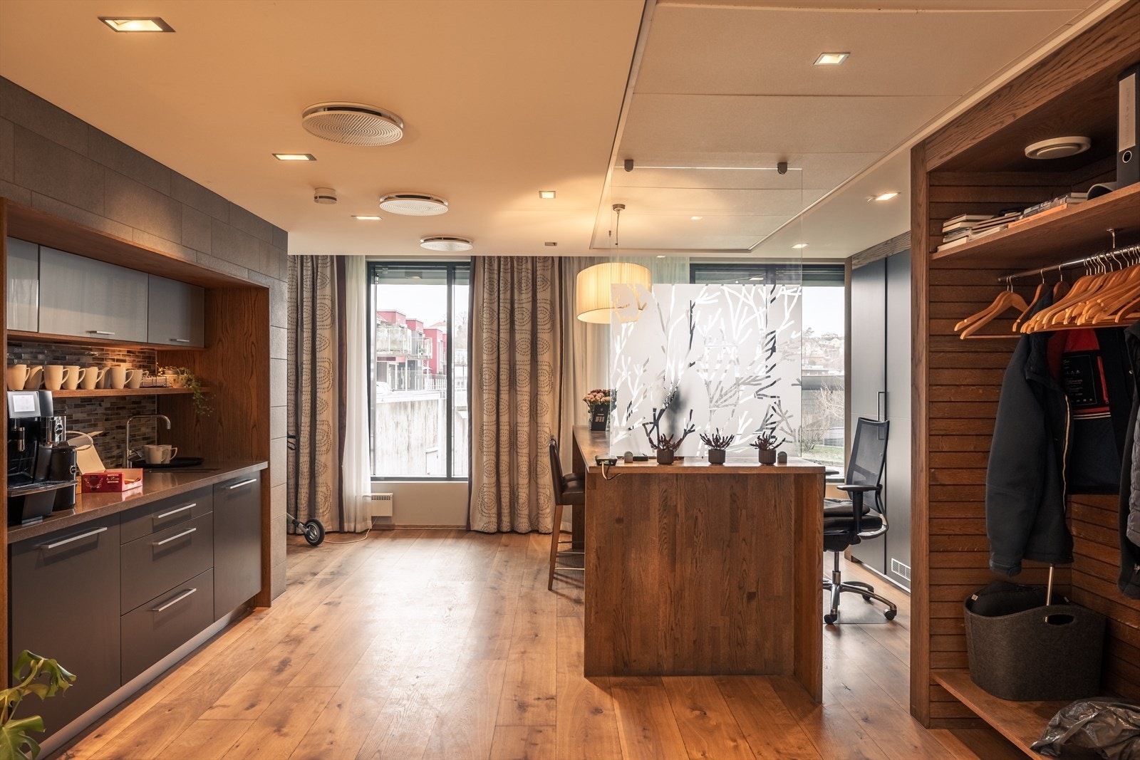 Eiendommen har betjent resepsjon med tilhørende lobby- og loungeområde som skaper en innbydende og eksklusiv atmosfære ved ankomst. Resepsjonen tilbyr servering av kaffe og snacks samt bistand med ulike enkle tjenester for beboerne. Galleribilde