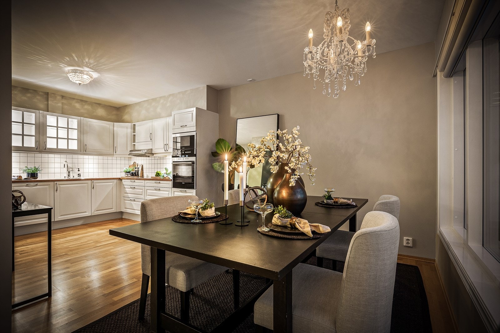 Elegant spisestue med god plass til hyggelige måltider. Galleribilde