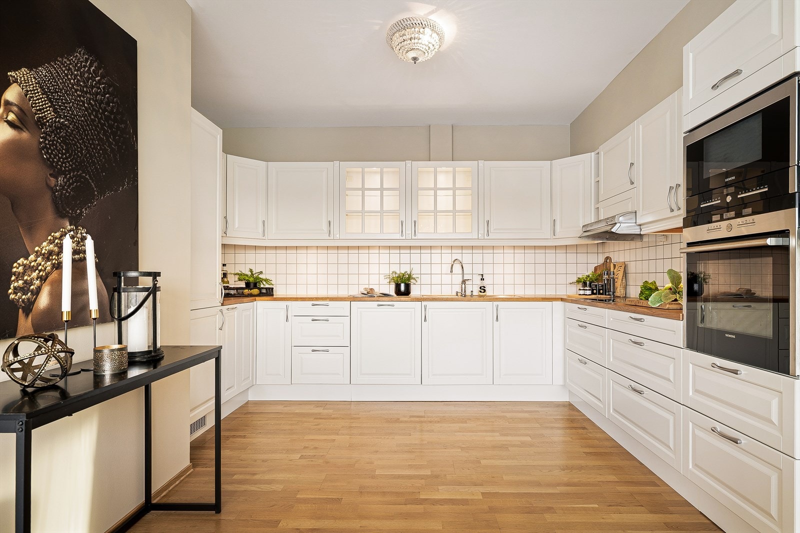 Kjøkkeninnredning med profilerte fronter, og rikelig med oppbevaring. Galleribilde