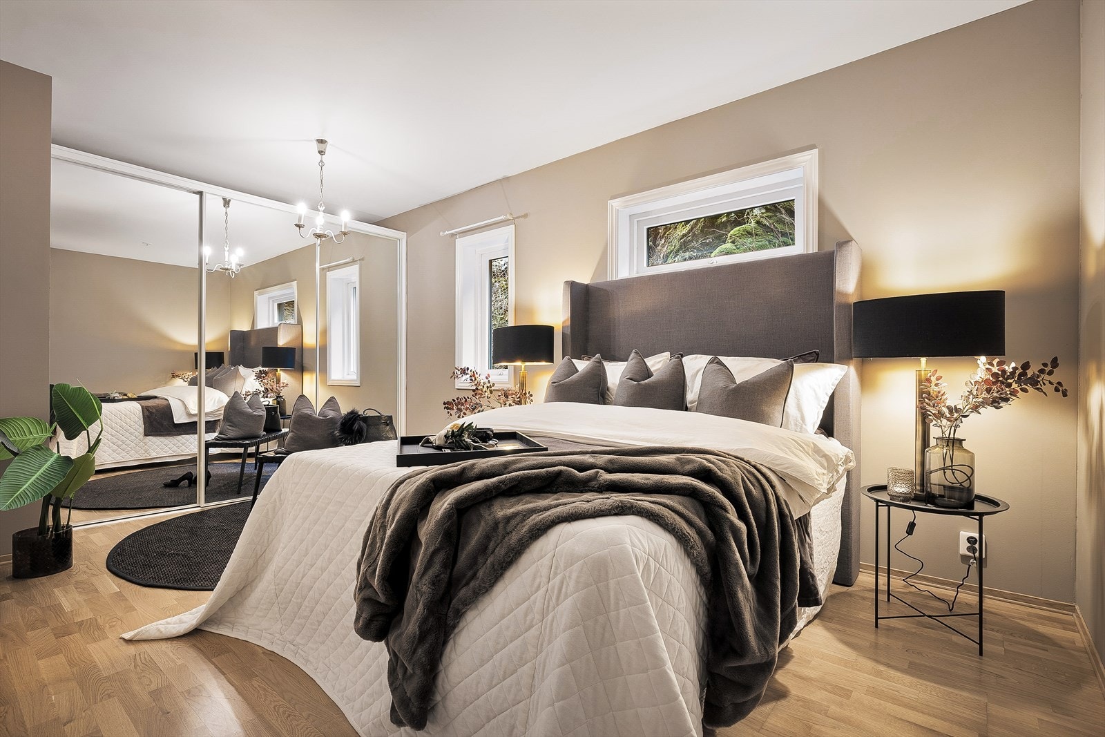 Stort og romslig hovedsoverom på ca. 16,6 m². Utstyrt med en praktisk, innebygd skyvedørsgarderobe og... Galleribilde