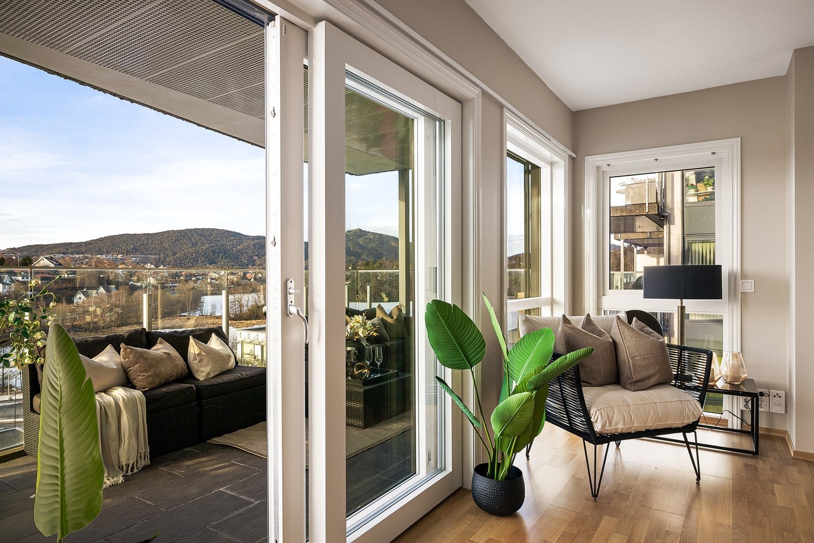 Herfra er det direkte utgang til en solrik, privat terrasse - perfekt for hyggelige sammenkomster med familie og venner. Galleribilde