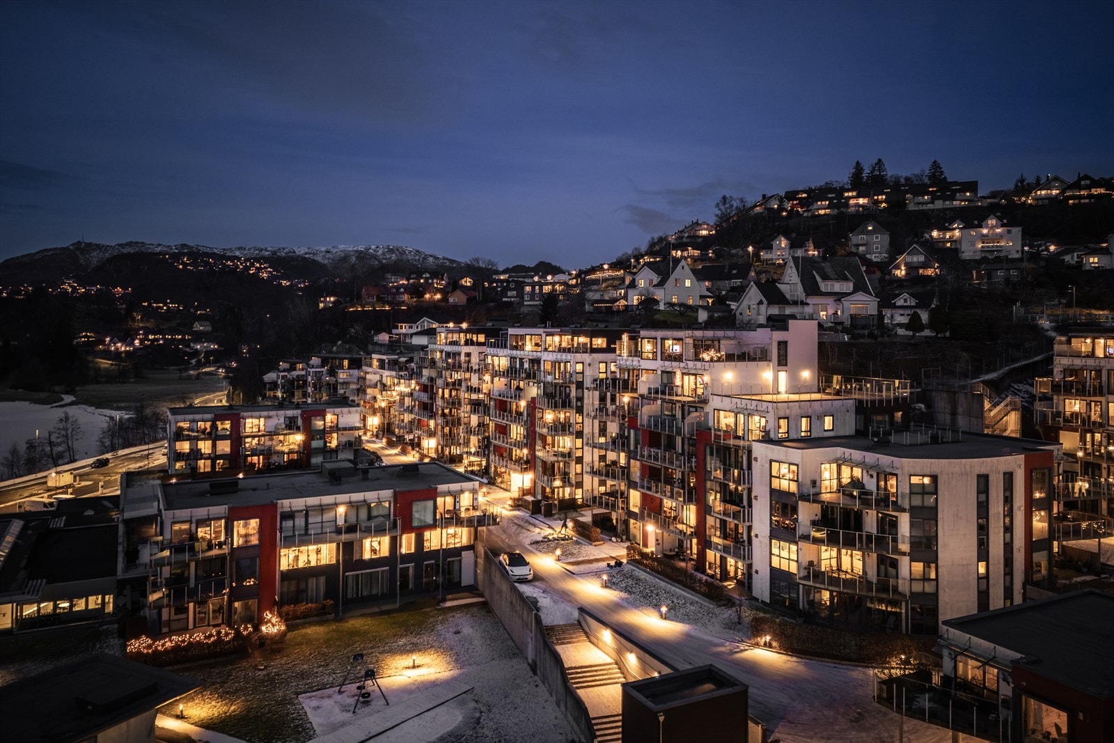 Velholdt bebyggelse fra 2012, med en umiddelbar nærhet til alt en kunne tenke seg av fasiliteter på Nesttun. Galleribilde