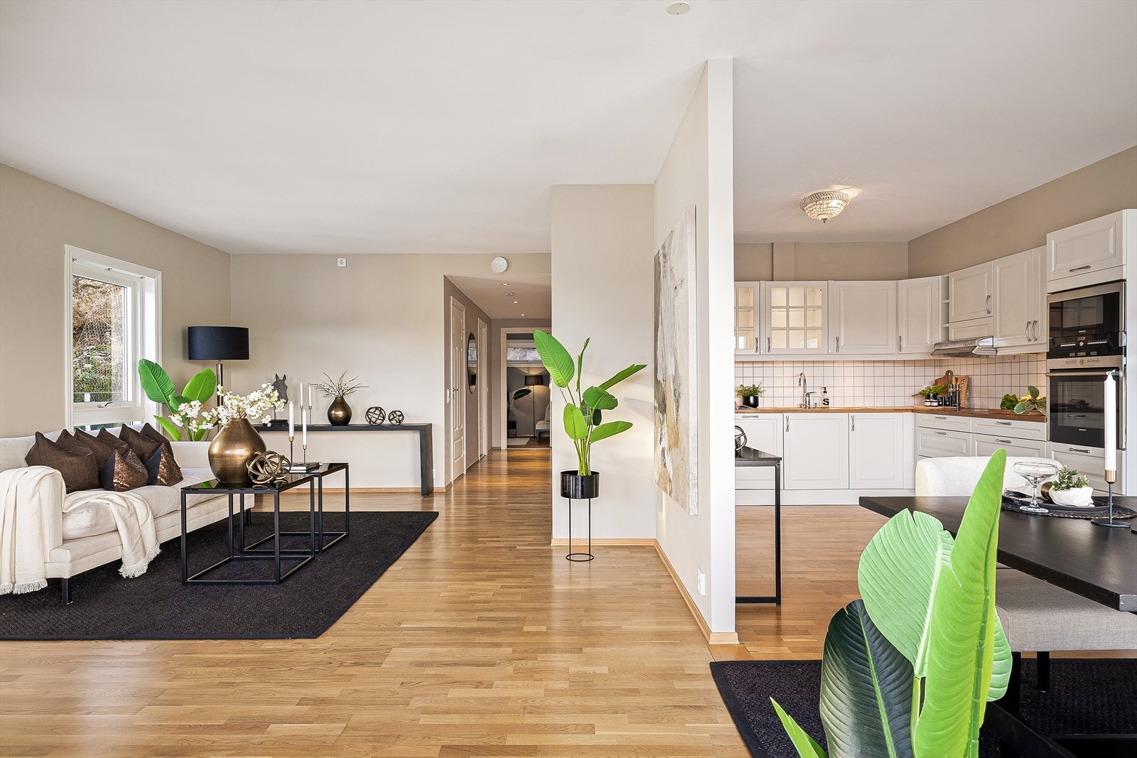 Åpen løsning mellom stue, spisestue og kjøkken, som gir en gjennomgående, moderne romfølelse med gode lysforhold. Galleribilde