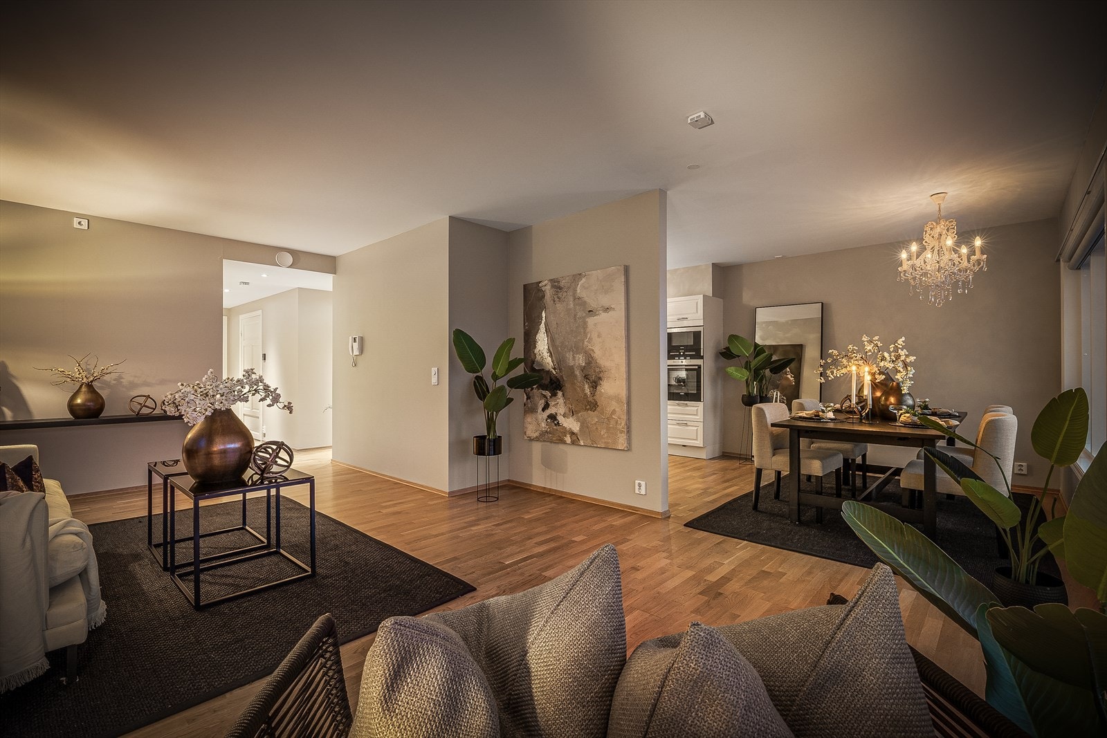 Oppholdsrom i dempet belysning, lunt og trivelig. Galleribilde