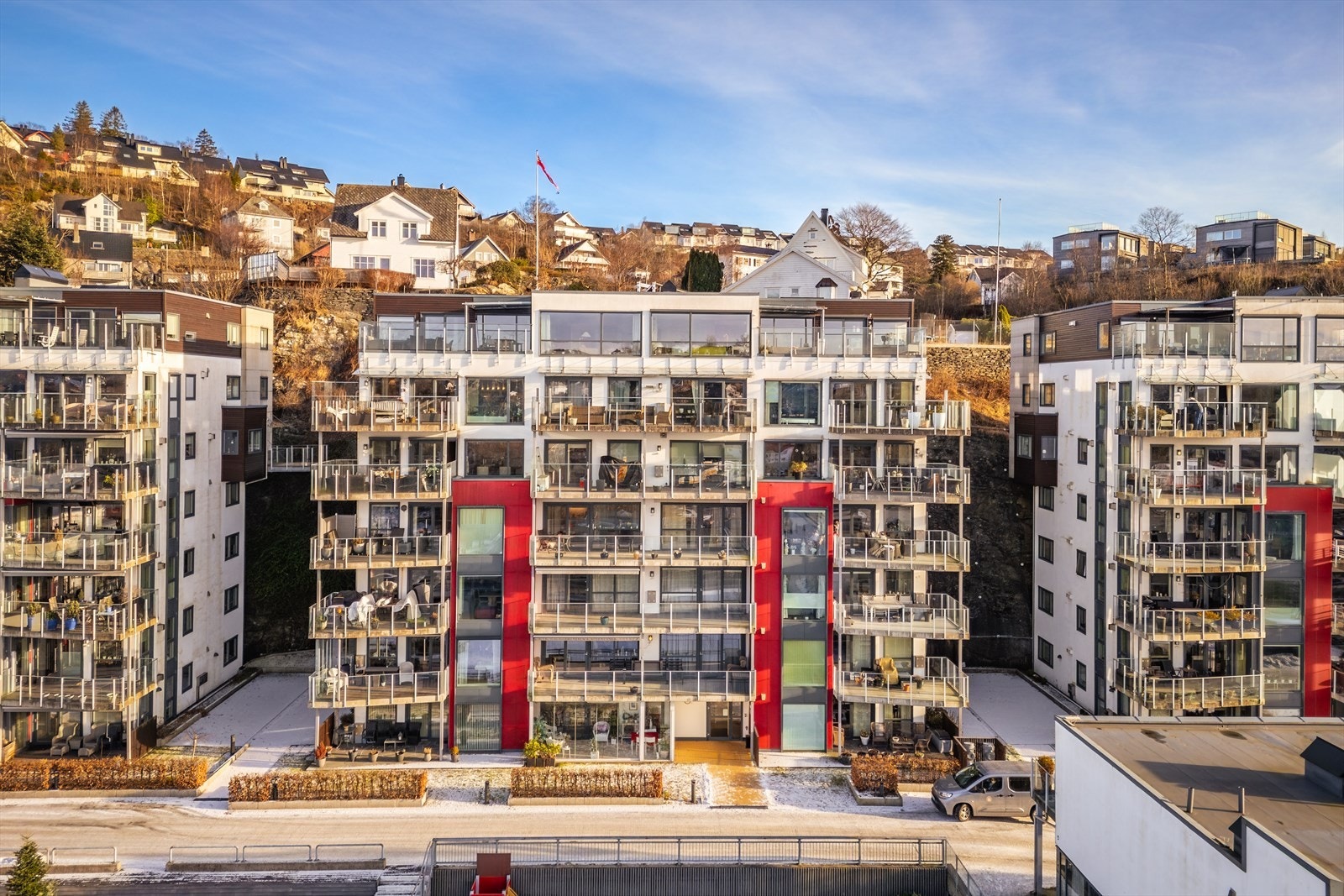 Fra fellesområdene kommer du enkelt til nærmeste dagligvare via heis. Galleribilde