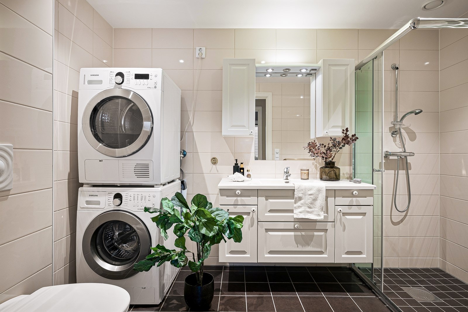 Badet har også elektriske varmekabler og balansert ventilasjon. Galleribilde