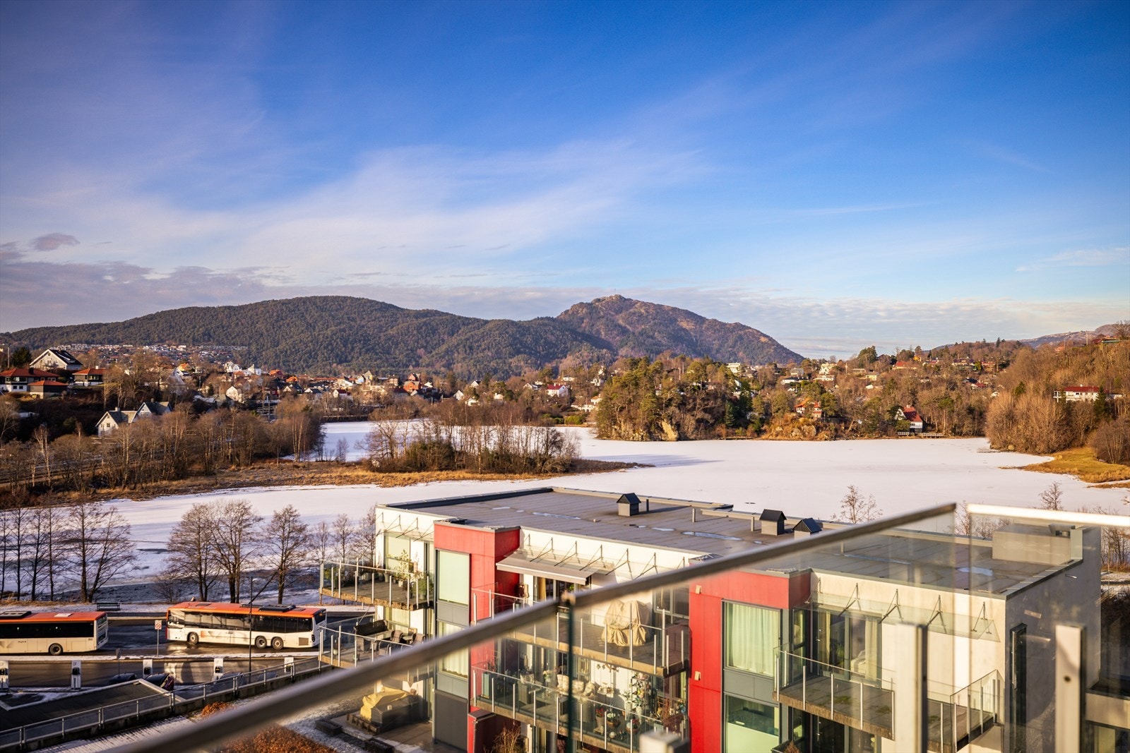 ... og rolig utsikt over Nesttunvatnet. Galleribilde