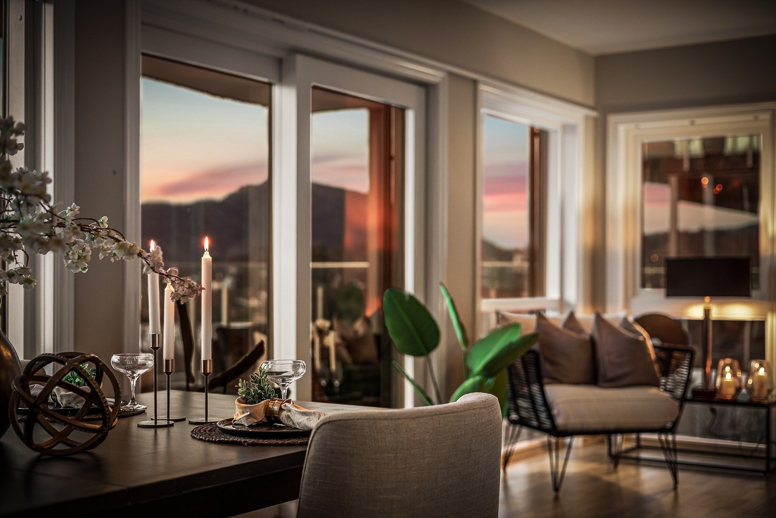 Ved kjøkkenet er det en naturlig plass til spisebordet, slik at du kan tilberede mat samtidig som du underholder gjestene. Galleribilde