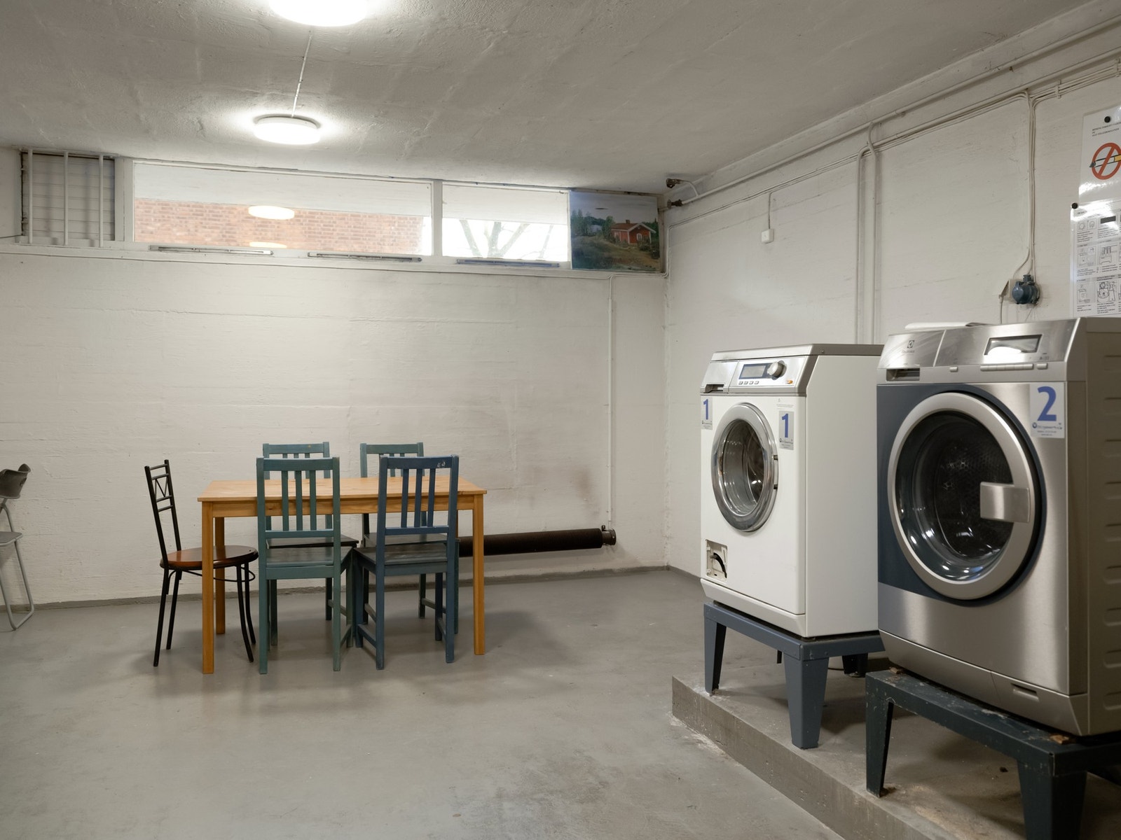 I kjelleren har sameiet et praktisk fellesvaskeri som beboerne fritt kan benytte. Det koster 30 kr pr. vask. Galleribilde