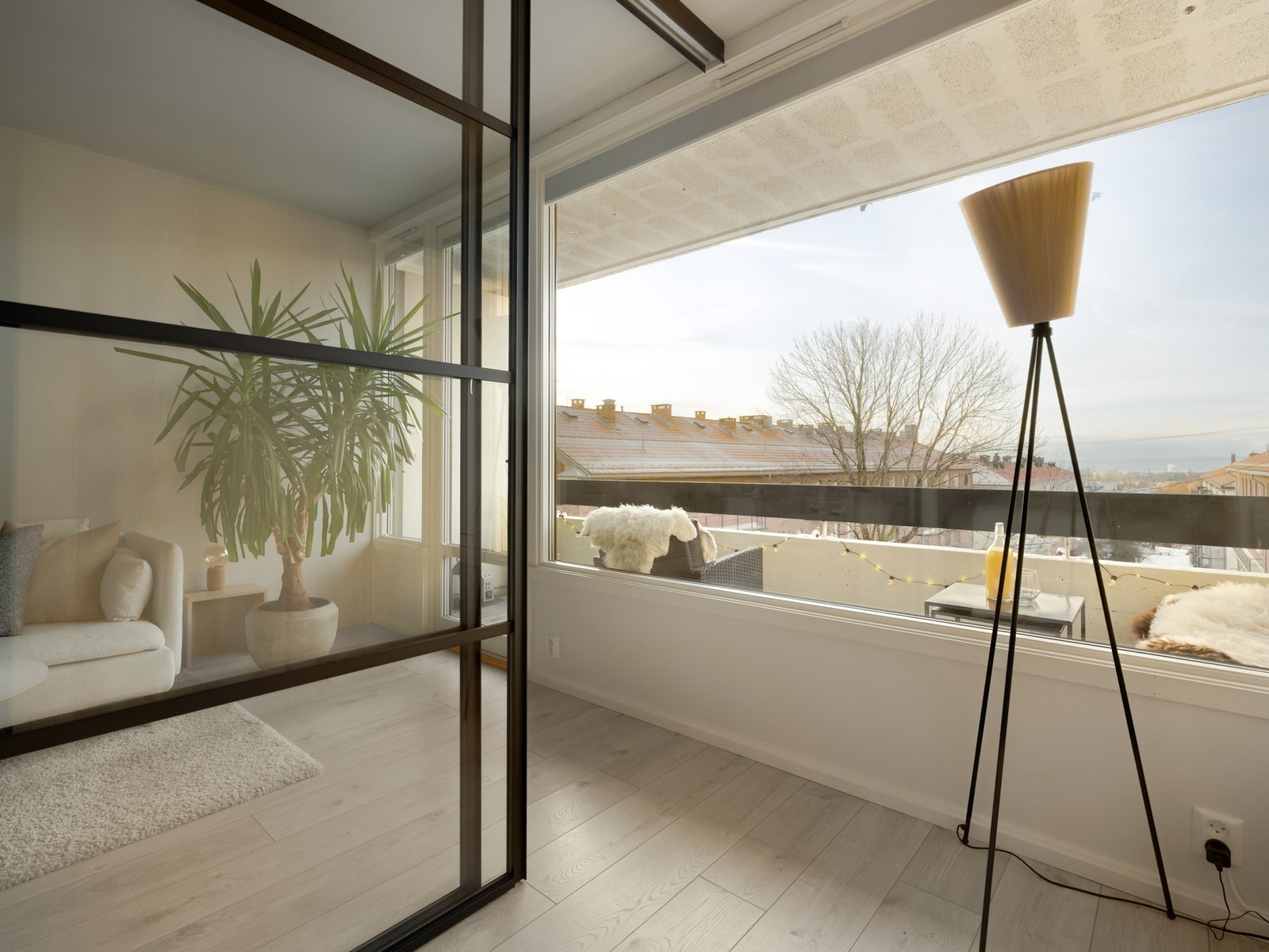 Som tidligere nevnt, vender leiligheten mot skjermede og grønne områder utenfor. Her er det ingen tvil om at du får rikelig med dagslys. Galleribilde