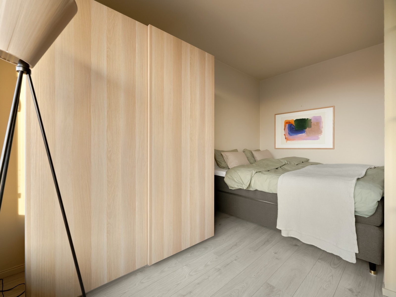 Soverommet er stort og deilig med god plass til dobbeltseng og nattbord. Galleribilde