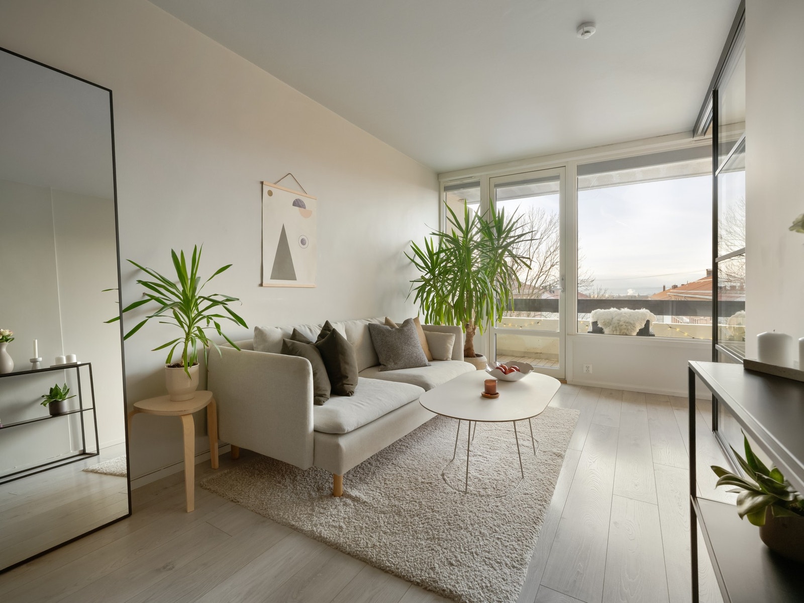 Stuen har god plass til en større sofagruppe og TV-benk. Internett er inkludert i månedlige felleskostnader. Galleribilde