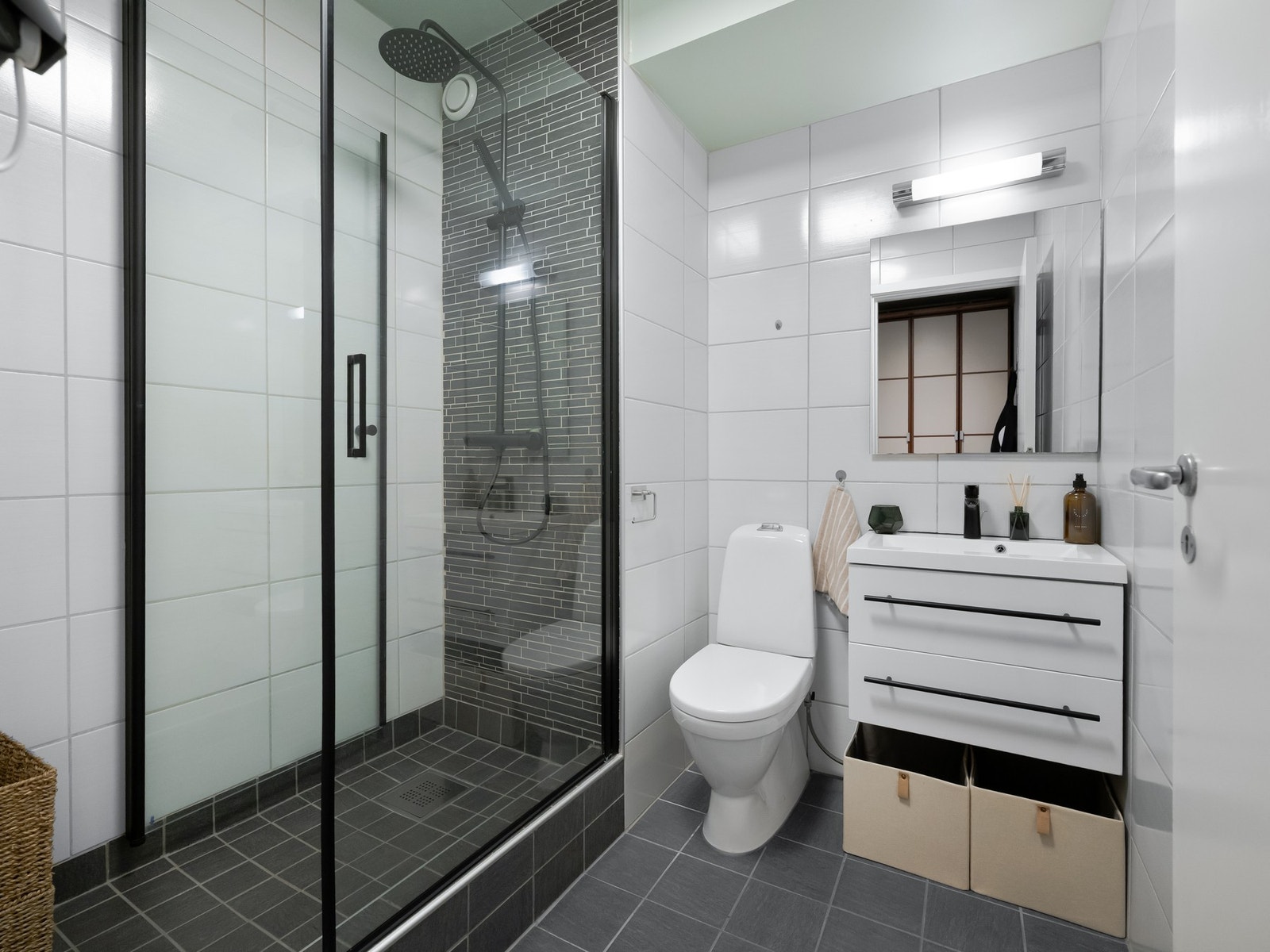 Nytt dusjarmatur ble montert i februar 2026. Varmtvann er inkludert i månedlige felleskostnader. Galleribilde