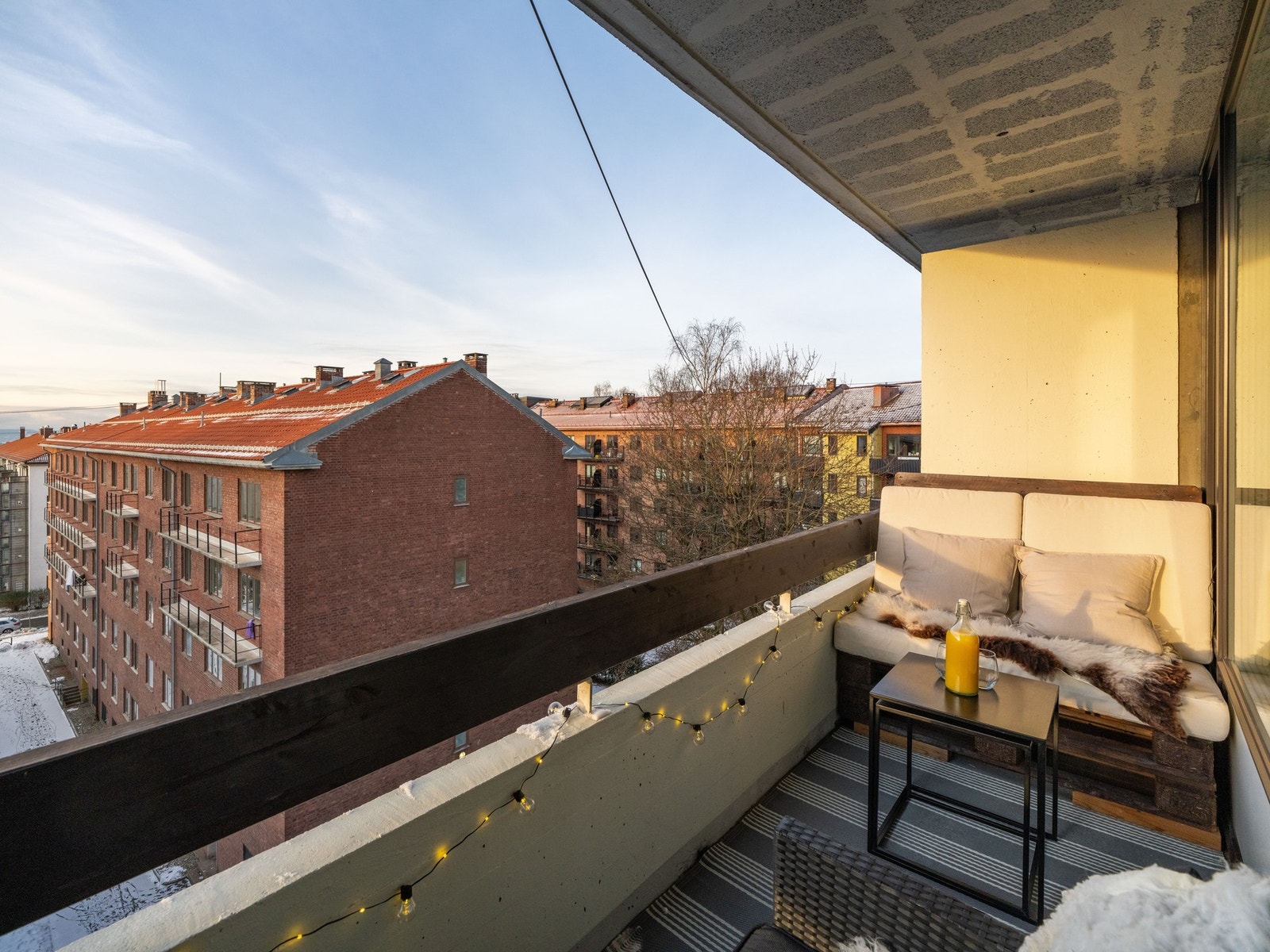 Det er god plass til en større sittegruppe, hyggelig beplantning og grill (elektrisk er tillatt). Galleribilde