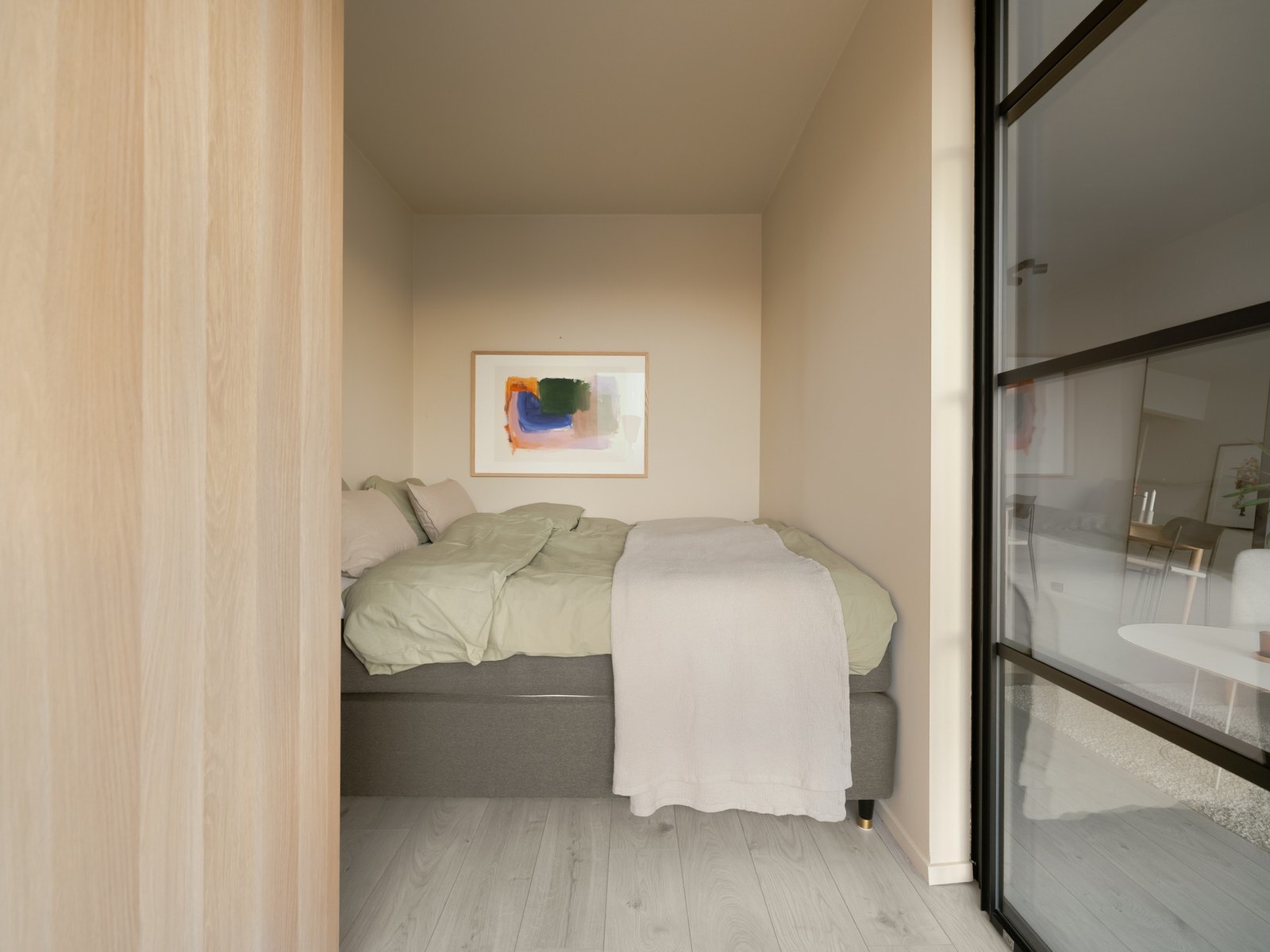 Sengen som står her i dag er 180 cm bred. Veggen rett fram er oppmålt til en bredde på rett i overkant av 2 meter. Galleribilde