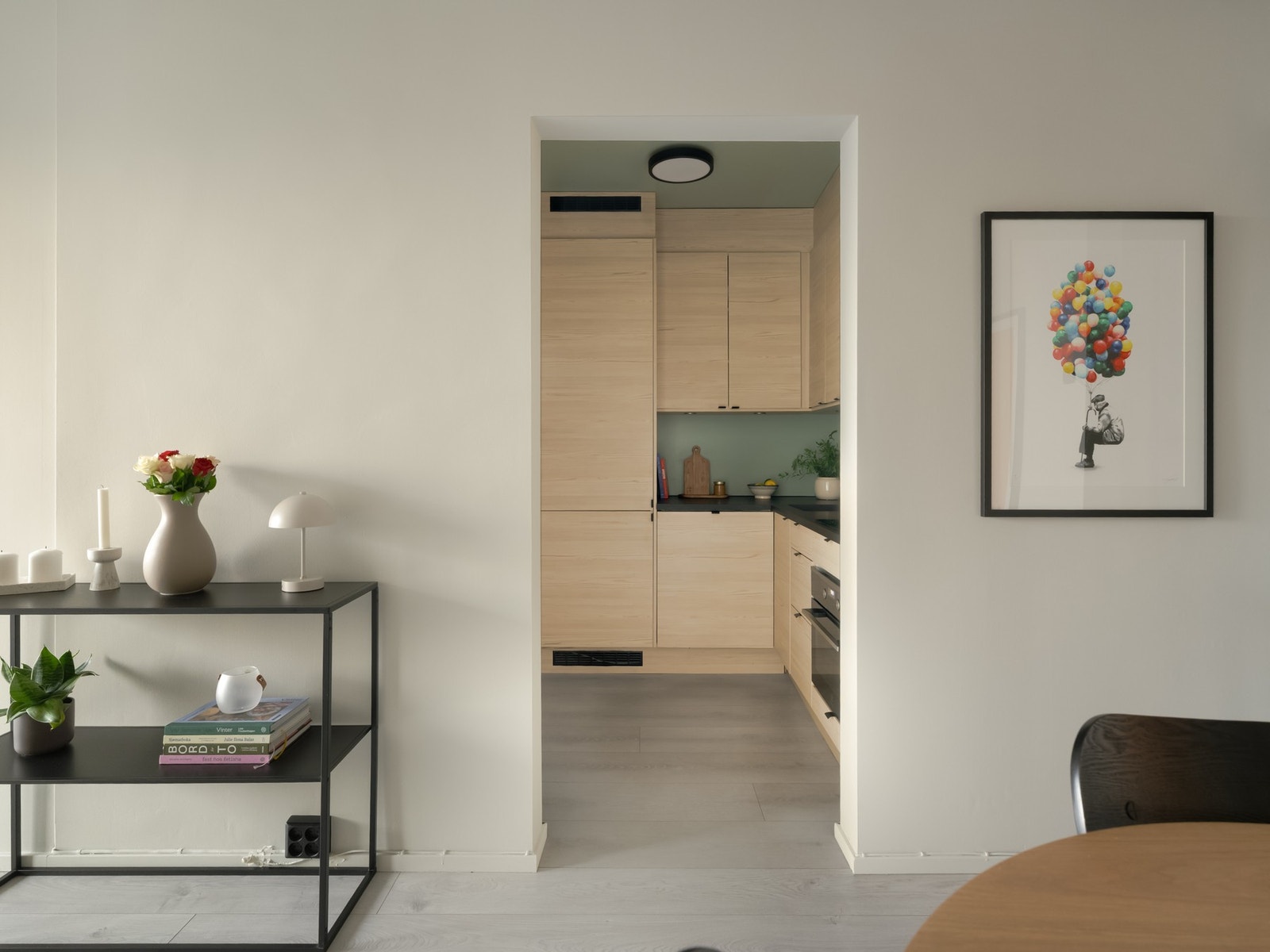 Kjøkkenet ligger delvis adskilt fra stuen. Galleribilde