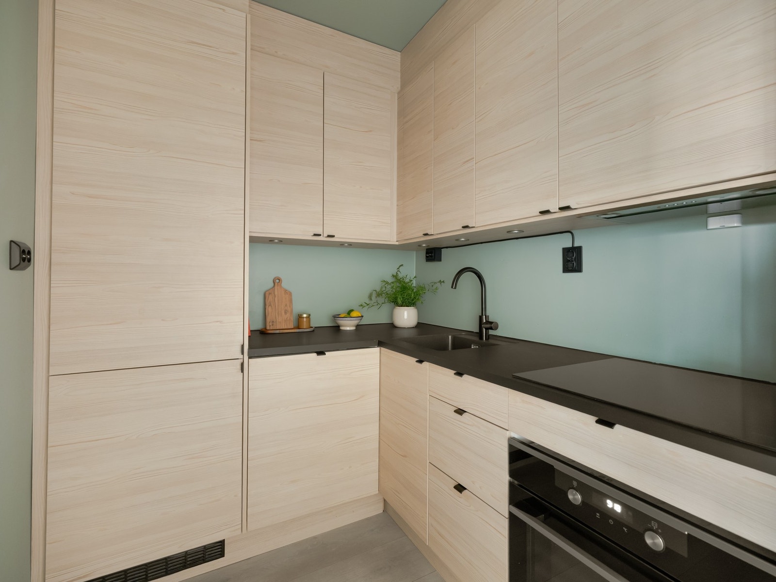 Det er godt med skapplass i både over- og underskap. Ellers er det god benkeplass også. Galleribilde