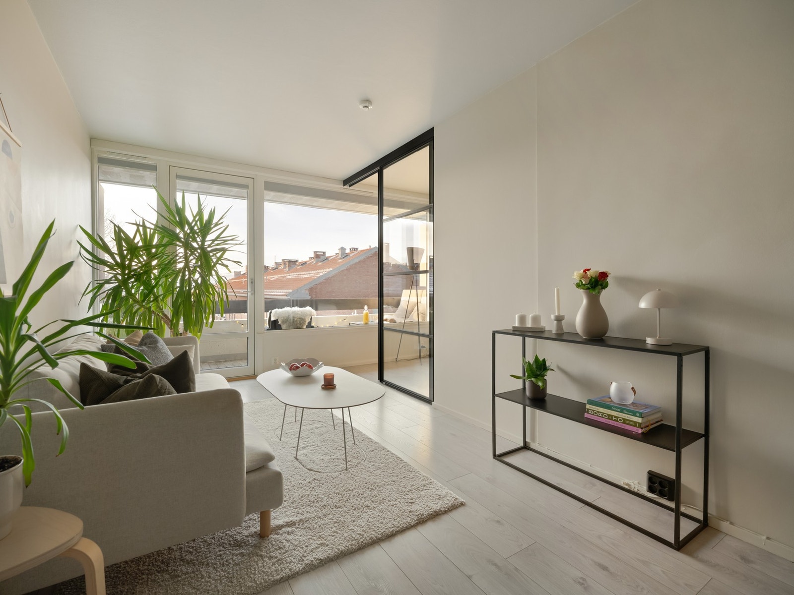 Det er store vindusflater som slipper inn mye naturlig dagslys. Fra leiligheten er det fritt utsyn og ingen innsyn fra naboer. Galleribilde