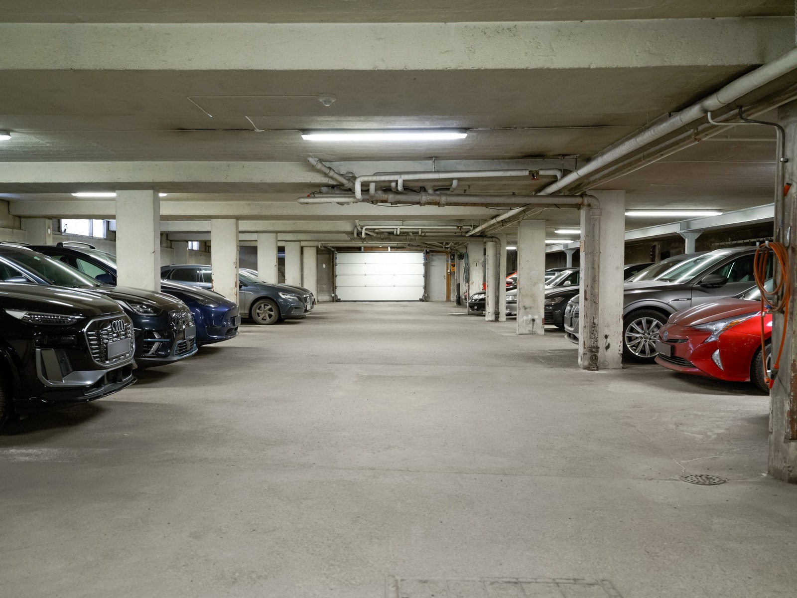 Sameiet har garasjeplasser og biloppstillingsplasser som leies ut etter tildeling fra styret. Styret må kontaktes for å settes opp på venteliste. Galleribilde