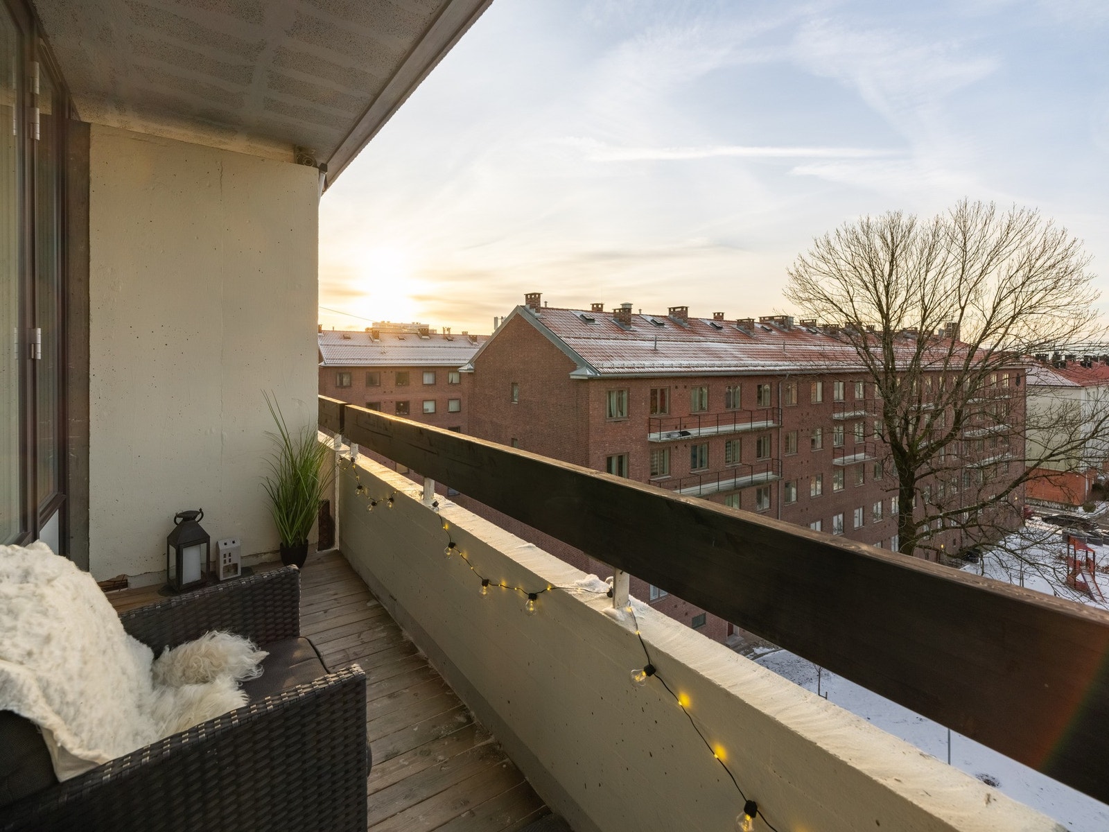 Med sin sydvestvendte retning byr balkongen på svært gode solforhold store deler av dagen midt på sommeren. Galleribilde