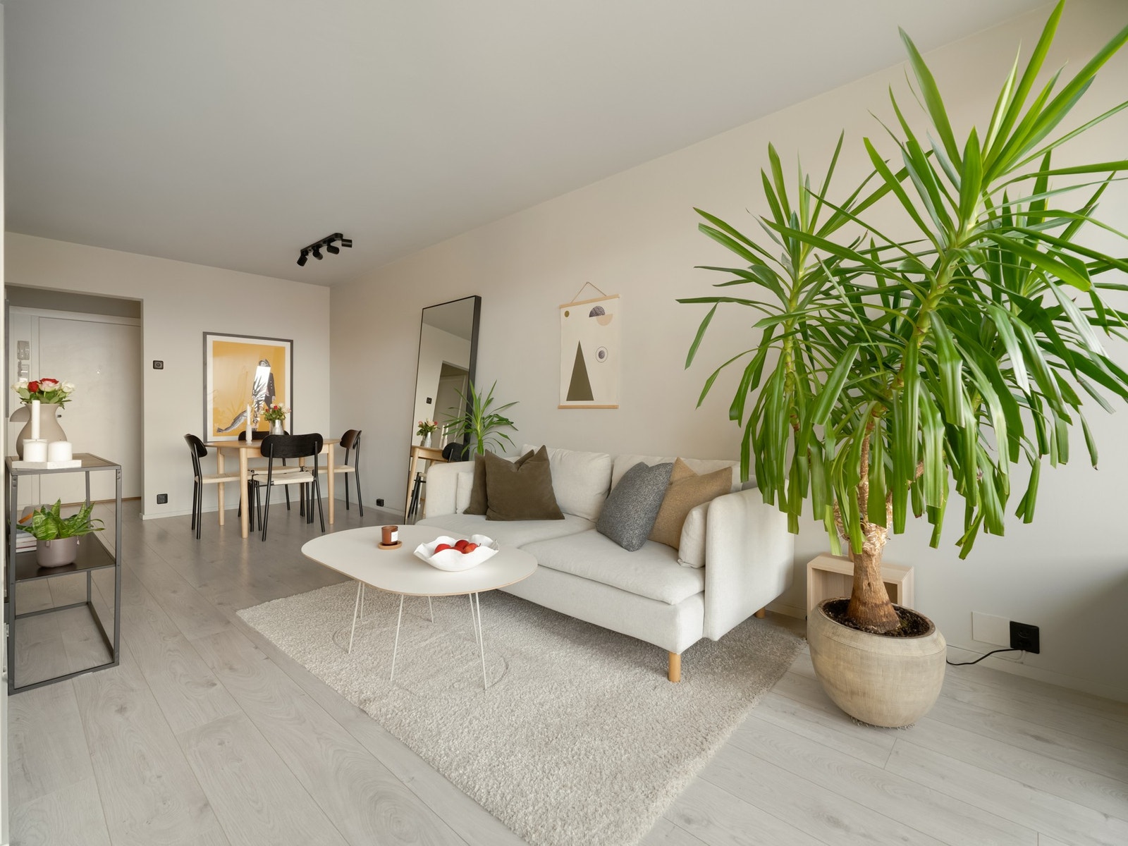 Det er en gjennomgående pen og velholdt standard med flotte gulv og overflater som er malt i moderne fargetoner. Galleribilde