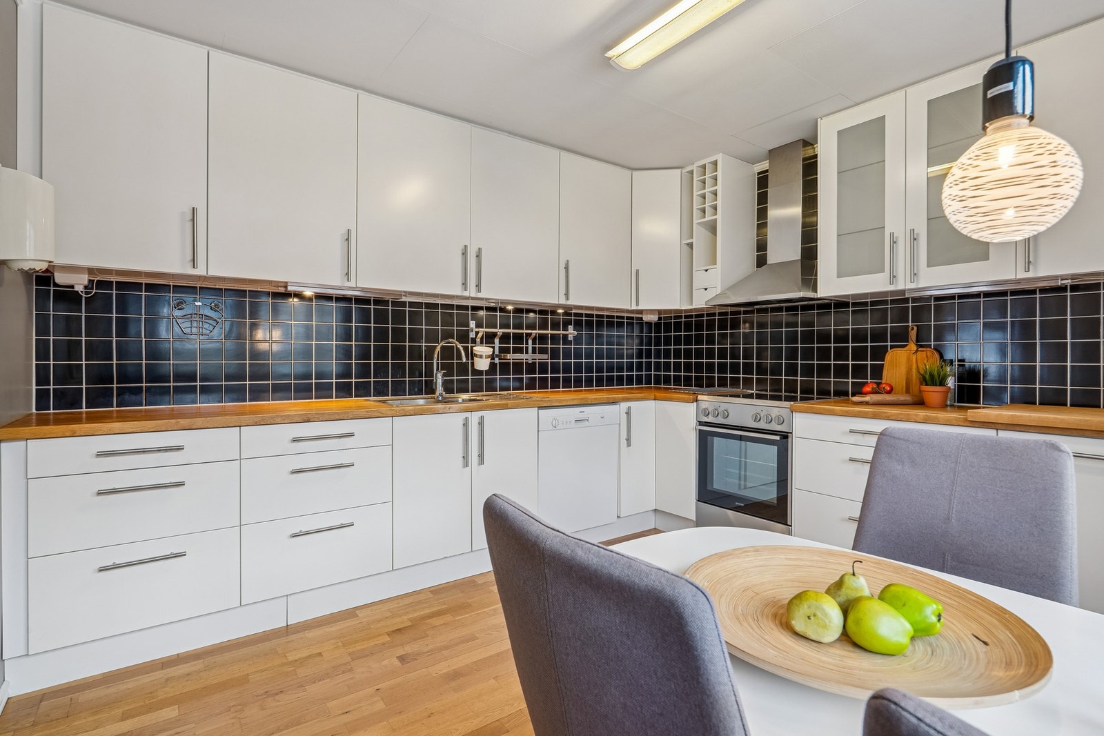 Her er stor innredning med hvite, slette fronter. Galleribilde