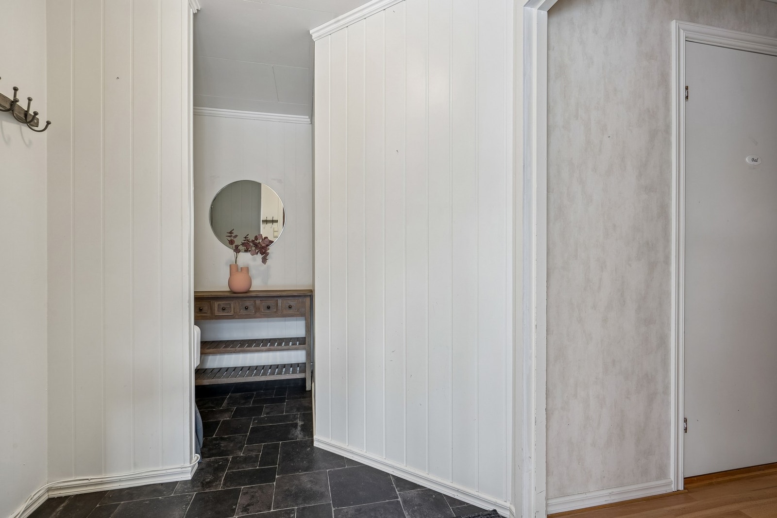 Entréen med smart garderobeløsning. Galleribilde