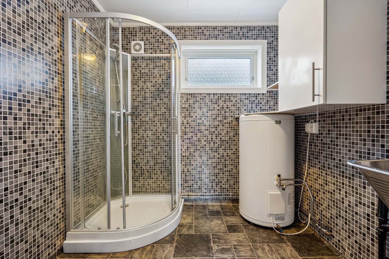 Husets vaskerom er utstyrt med dusjkabinett. Galleribilde