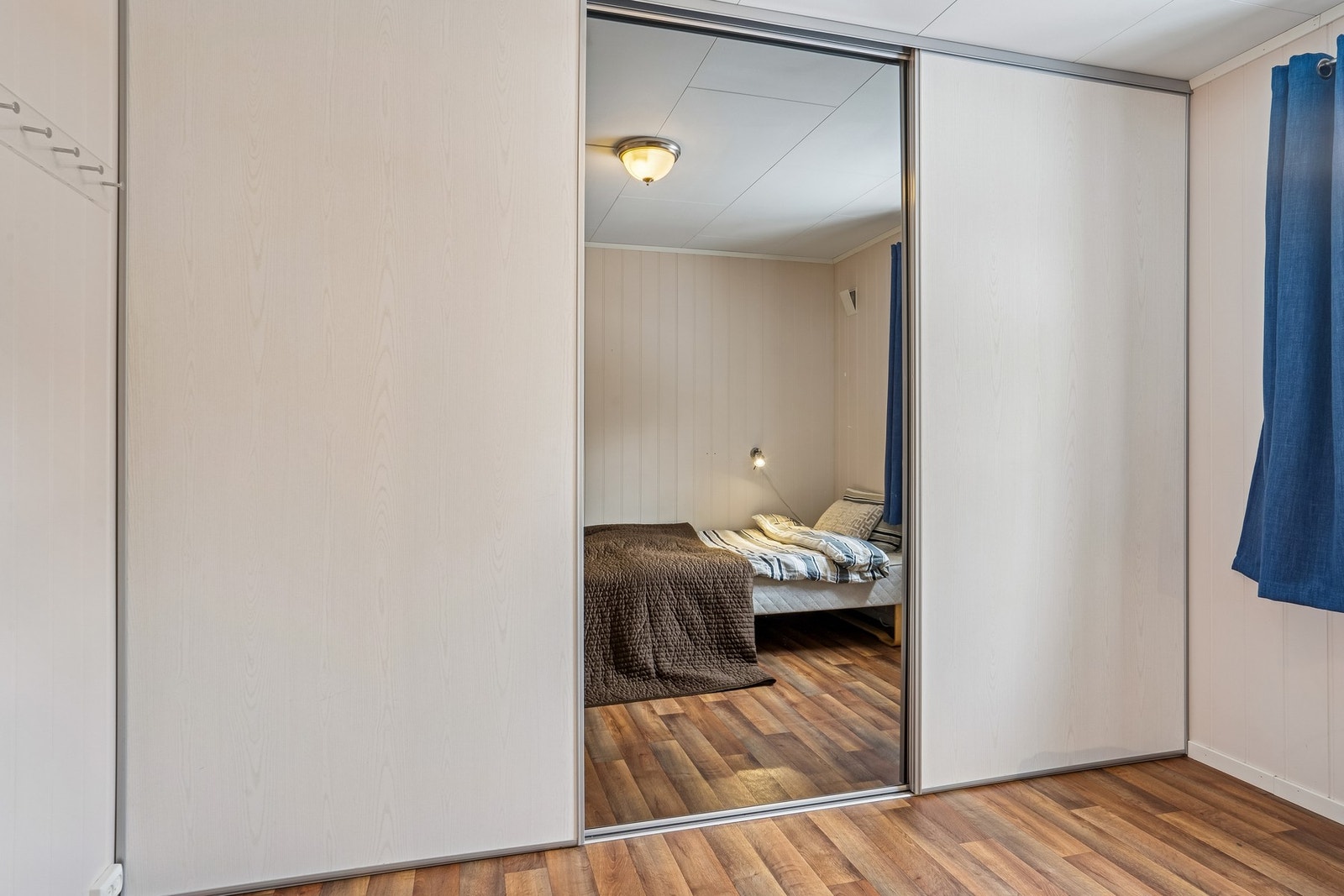 På dette rommet er det stor skyvedørsgarderobe. Galleribilde