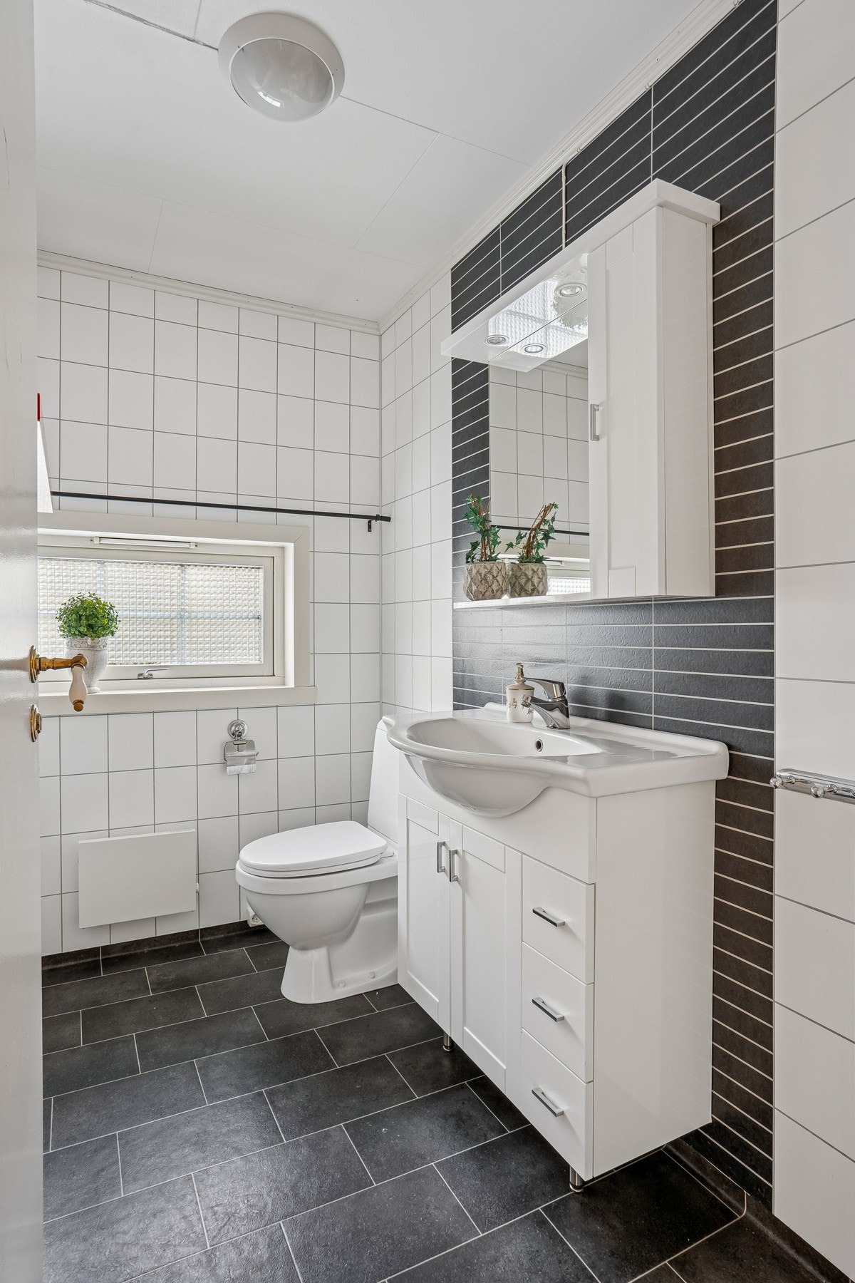 Her er et fint toalettrom med innredning. Galleribilde