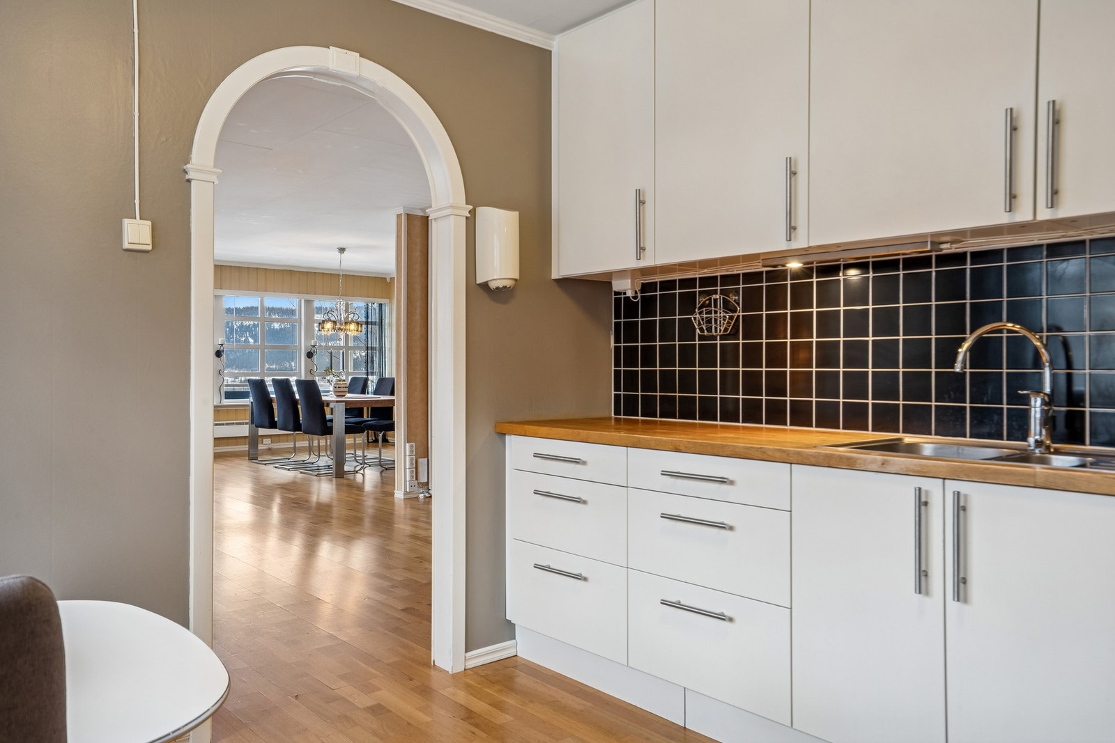 Også kjøkkenet er av god størrelse. Galleribilde