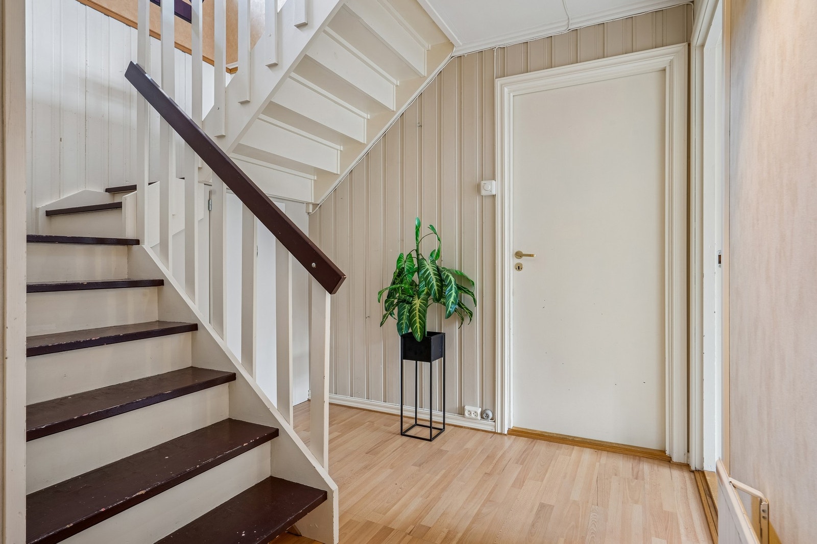 1. etg byr på flere soverom, bad, vaskerom og boder. Galleribilde