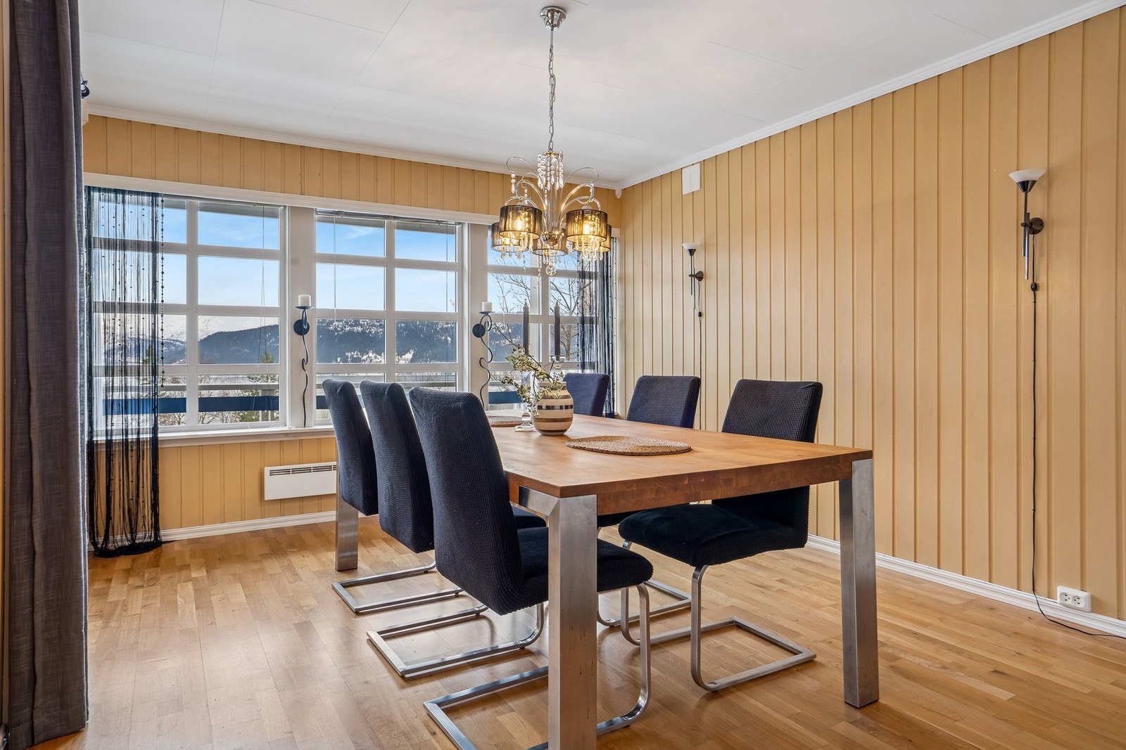 Boligen har ei romslig stue med flere soner. Galleribilde