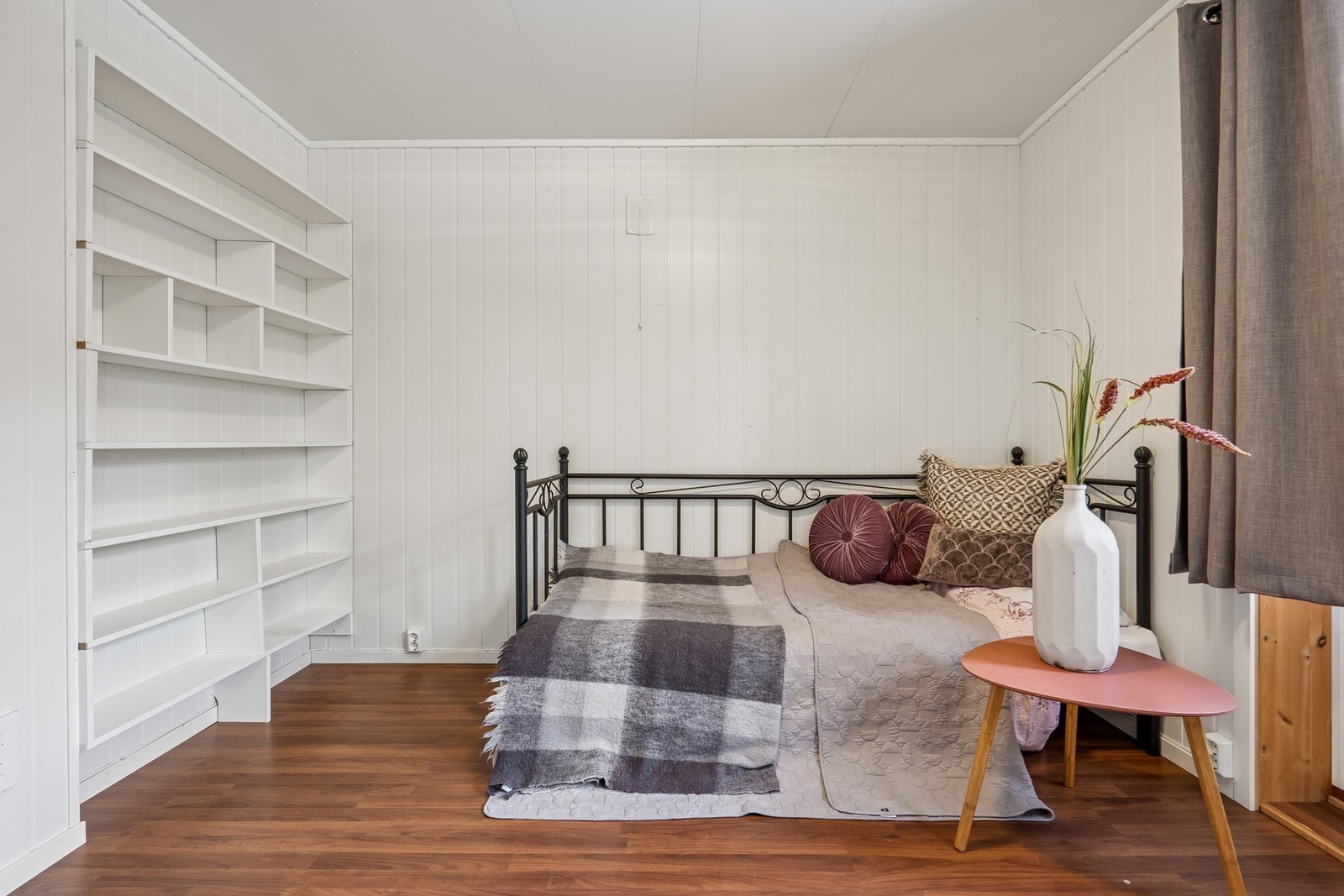 Dette rommet har utgang ut til hage. Galleribilde